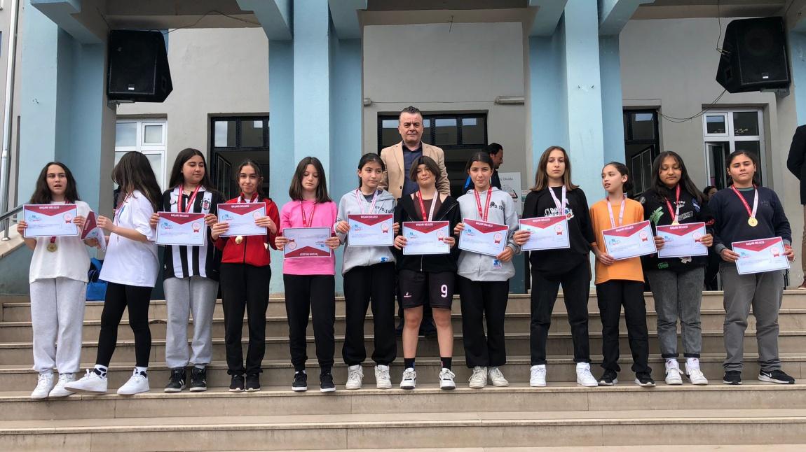 Küçük Kızlar Masa Tenisi Takımımız Türkiye finallerine Katılmaya Hak  Kazandı
