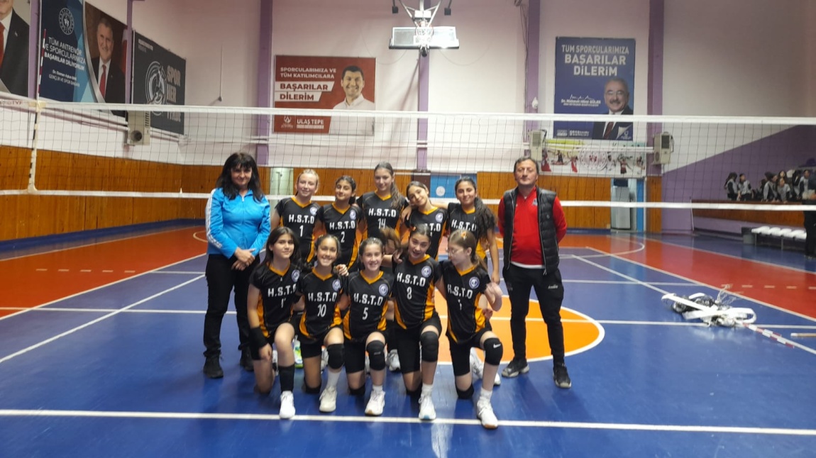 Küçük Kız Voleybol Takımımız Finallerde